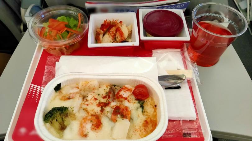 旅遊達人教學「帶日本食物上機狂吃」　遭批「法律之前還有道德和禮儀」