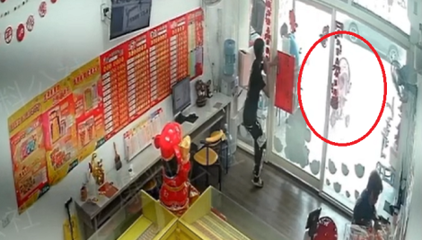 嬰兒車滑向馬路…孩子差點沒命！彩券行店員奪門伸手抓　全網鬆一口氣