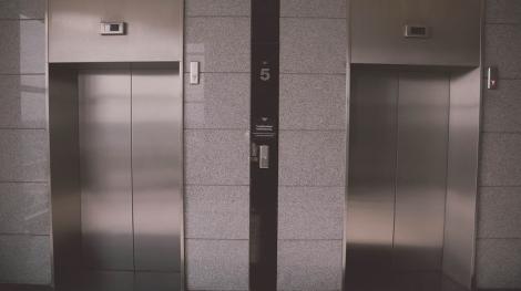 女兒幫按電梯…整身掛名牌卻不致謝！呂文婉嗆：粗鄙廉價