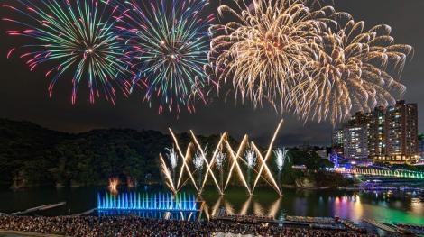 水舞空舞綻放碧潭　雙北煙花接力閃耀夜空