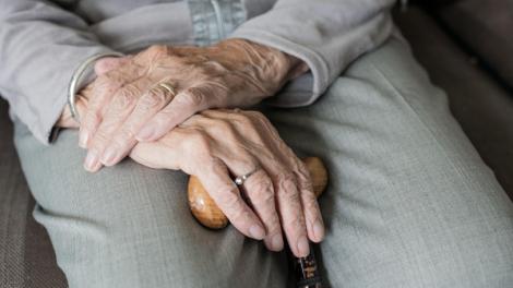 75歲超狂阿嬤徵婚　點名「身家破億、供吃喝玩樂」社工也看傻