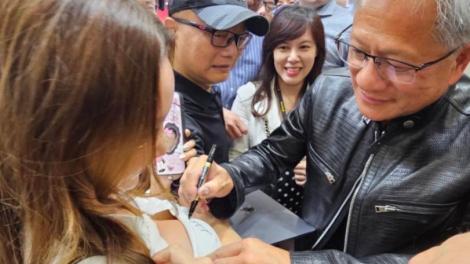 妹子想要簽名「黃仁勳來者不拒」簽胸部　他生氣了：可以尊重老黃嗎？