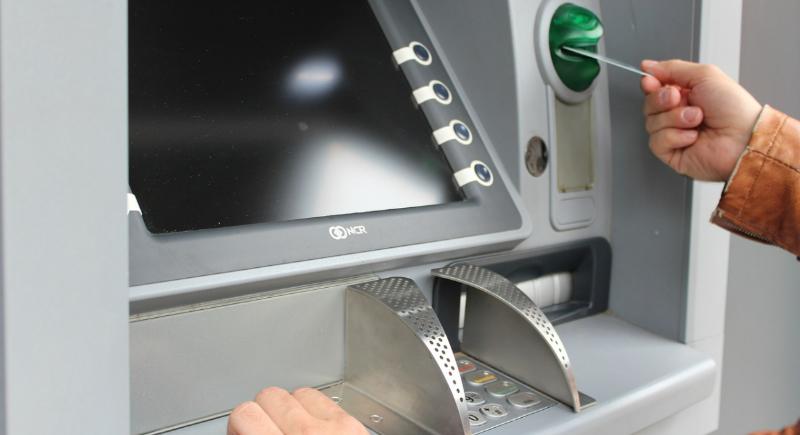 妹子從ATM領錢！控機器「少吐5000元」銀行不賠原因曝光