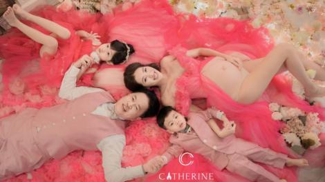 劉伊心懷三胎「孕婦婚紗」全家穿高訂！百花齊放仙氣亮相