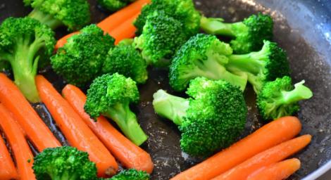 不沾鍋別煮「這些食材」　專家揭2動作恐吃毒