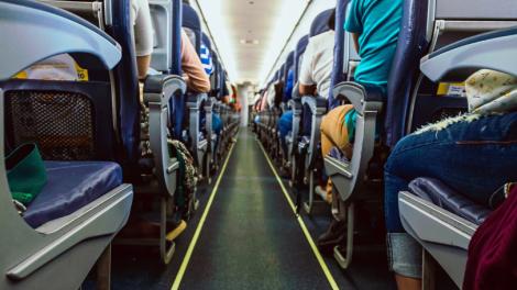 搭機出國慘痛經驗！他曝「絕不能做這件事」：全程擠到臉貼窗戶