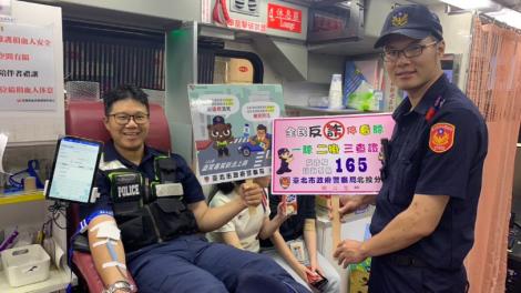 不畏酷暑與風雨　北投警挽起衣袖補滿血庫