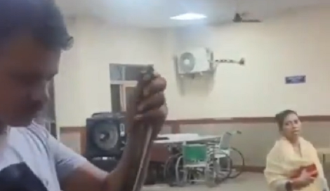 被蛇咬後該怎麼辦？　印度男抓兇手到醫院驚呆全場