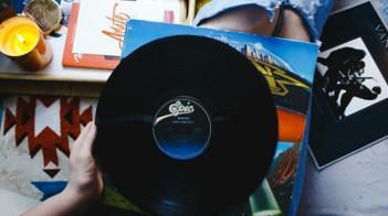 美國Ｚ世代推動黑膠唱片復興 37%買來當裝飾品