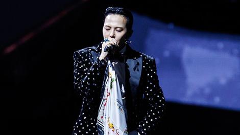 GD壓軸MAMA表演　胸前別黑絲帶致哀