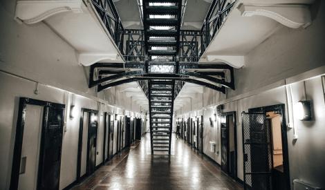 靠一根湯匙穿牆！ 少年囚犯闖隔壁牢房攻擊致重傷