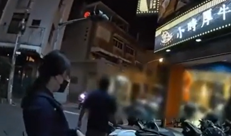 發生什麼事？牛排館客人相繼衝出店外　真相曝光：原來為了不讓荷包失血