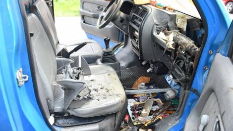 瓶裝水放車內竟釀火燒車！　消防局提醒駕駛：一舉動車內溫度破百度