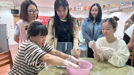一碗手洗愛玉揉進在地深情！宜蘭新住民體驗臺灣美味與生命故事