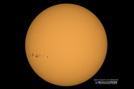 十年來最巨大太陽黑子群現身！　臺北天文館開放望遠鏡供全民觀察