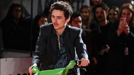 提摩西夏勒梅騎租用自行車走紅毯 未正確停車慘被罰款