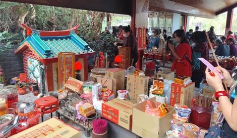 土地公生日！石龍宮「3天消耗逾5萬碗泡麵」　廟方人員倒廚餘入河引議