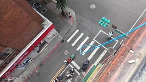 颱風沒來已有強風！台北老舊窗戶被吹翻　砸落地面超危險