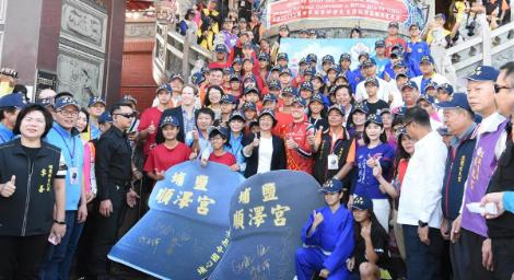 還願之旅！世界三鐵冠軍伊登再訪「神帽」彰化順澤宮