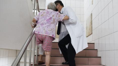 百歲人瑞無法走路　帶氧氣呼吸仍堅持開刀換膝蓋