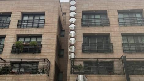 誇張！透天厝掛「10個凸面鏡」化解「壁刀煞」　楊登嵙說話了