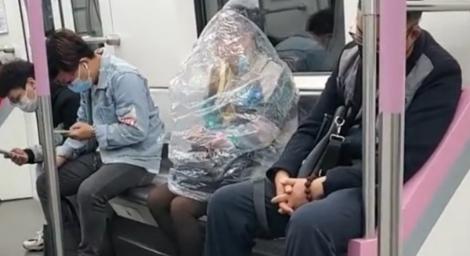 女子地鐵吃香蕉！竟套「超大塑膠袋」隔離　全網看傻眼