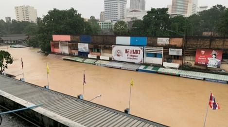 300年最強暴雨侵泰國 醫院淹水30名嬰兒受困