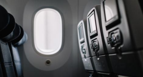 飛機行李架「放1物」害空服忙翻　一票苦主嘆：就是講不聽