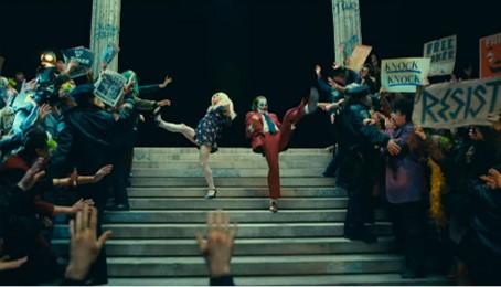 宛如暗黑版《樂來越愛你》 《小丑：雙重瘋狂》預告重現經典階梯舞