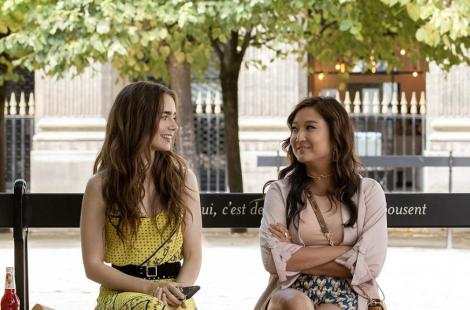 艾蜜莉在迪士尼？　莉莉柯林斯、艾希莉朴閨蜜郊遊玩翻了