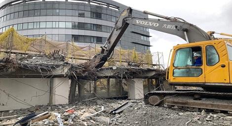 危老條例推一把 小巨蛋旁32年老辦公大樓遭拆除