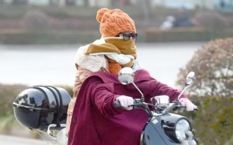 冬天騎車凍爆「冷瘋狂灌衣服裡」　網曝正確穿衣法：超級溫暖