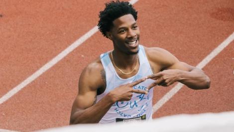 世界舞台嚴重走光　美跑將「重要部位探頭」他尷尬笑了