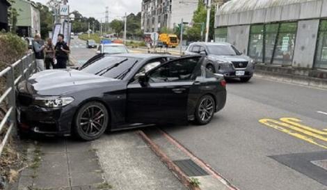 毒駕撞毀新店輕軌站牌！　目擊者：他下車前還補幾口