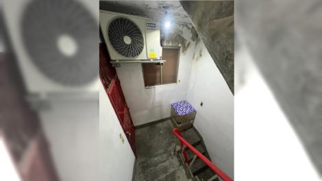 桃園公寓「冷氣機室外機」竟裝在樓梯間　網喊：快檢舉！