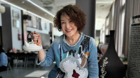 資深女星「太正奶奶」開畫展　花花世界華麗綻放