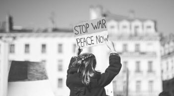 法國總統馬克宏呼籲增加國防開支 稱歐洲自由面臨二戰以來最大威脅