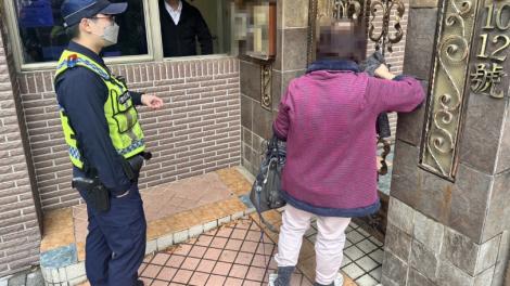 婦人北投探親迷路！　暖警護送安全抵達