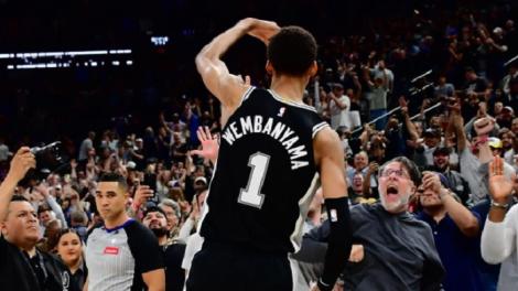 亂入NBA冠軍戰只為討自拍！混亂畫面曝光　斑馬傻眼：不知怎反應