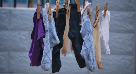 襪子洗完還是臭？醫推「翻過來洗」2好處　這動作細菌少3倍