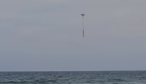 拿無人機看鯊魚…卻意外救了溺水女子！　他機智應對獲盛讚