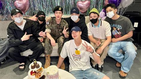 BTS Jin擁抱會遭女粉絲冒犯 眾人譴責：公司必須提告