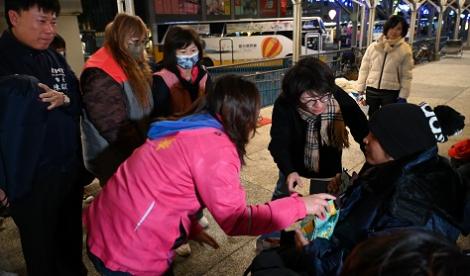 急凍寒流發威！臺東啟動弱勢低溫關懷 府會所首長夜訪遊民送暖