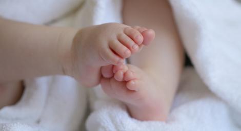 他想省奶粉錢…妻堅持「花40萬住月中」喊：不給就離婚　