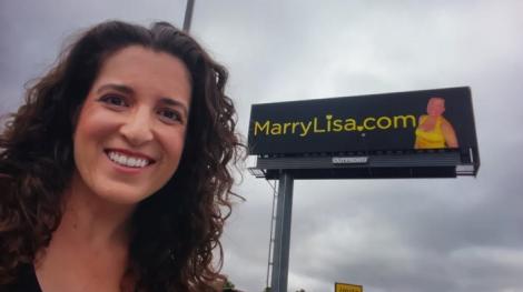 高速公路買廣告交友！42歲美魔女收「破1800份申請書」...要來挑人了