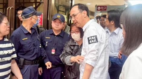 國民黨黃呂錦茹今晨「無保請回」　朱立倫親自接她