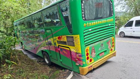 遊覽車山道受困！車尾卡住「無法動彈」　警方出動救援