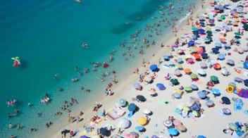 義大利海灘遮陽傘禁令 10歲至65歲人不能撐傘