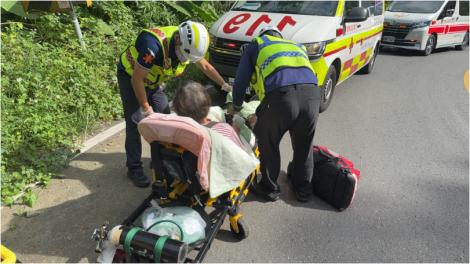 南投竹山小貨車「衝入山谷」卡竹林　消防急救援兩人