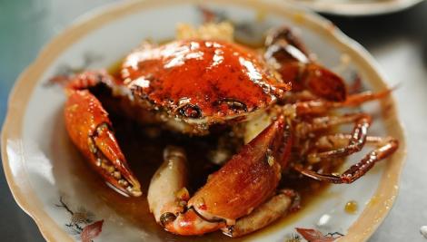 有點白目！誤吃4000元螃蟹還嗆：有啥問題？　下秒被圍毆